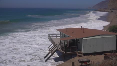 Ein-Gebäude-An-Der-Küste-Von-Malibu-Stürzt-Nach-Einer-Schweren-Sturmflut-Ins-Meer-Ein