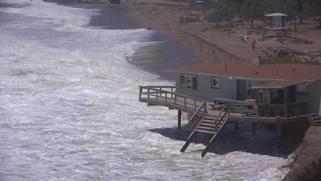 Ein-Haus-An-Der-Küste-Von-Malibu-Stürzt-Nach-Einer-Großen-Sturmflut-Ins-Meer-Ein