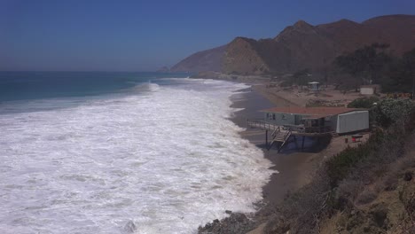 Ein-Haus-An-Der-Küste-Von-Malibu-Stürzt-Nach-Einer-Großen-Sturmflut-Ins-Meer-Ein-1