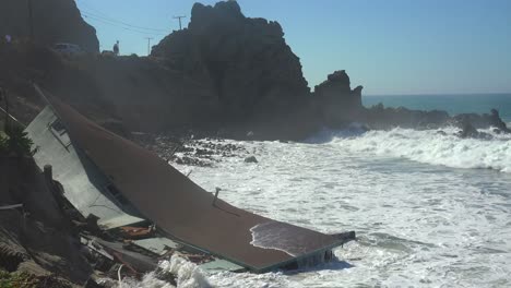 Ein-Haus-An-Der-Küste-Von-Malibu-Stürzt-Nach-Einer-Schweren-Sturmflut-Ins-Meer