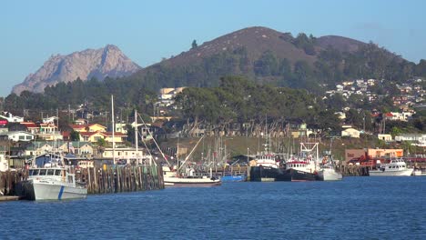 Establishing-shot-of-the-quaint-fishing-village-of-Morro-Bay-California