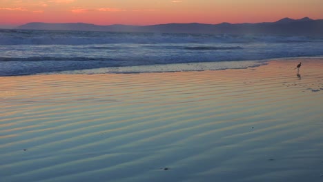Eine-Wunderschöne-Strandszene-Bei-Sonnenuntergang-Entlang-Des-California-Highway-One