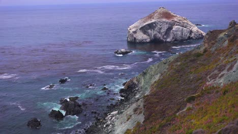 Paisaje-Costero-Rocoso-A-Lo-Largo-De-La-Carretera-Uno-De-California