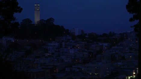 Establecimiento-De-Tiro-De-San-Francisco,-California-En-La-Noche-Con-El-Fondo-Del-Puente-De-La-Bahía-2