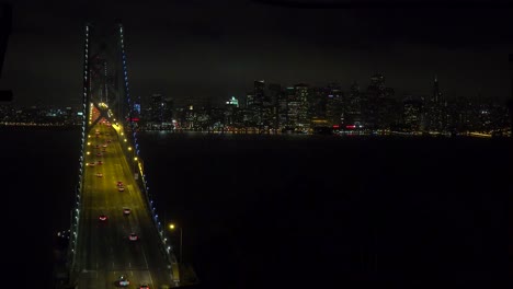 Schöne-Aussicht-Auf-San-Francisco-Von-über-Der-Bay-Bridge-Bei-Nacht
