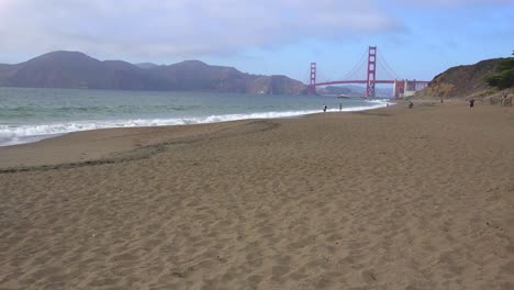 A-view-across-Baker-Beach-in-San-Francisco-to-the-Golden-Gate-Bridge