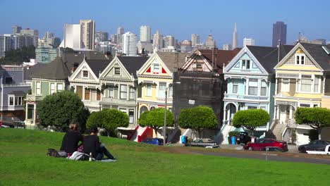 Menschen-Entspannen-Sich-In-Einem-Park-Und-Bewundern-Die-Viktorianischen-Häuser-Von-San-Francisco