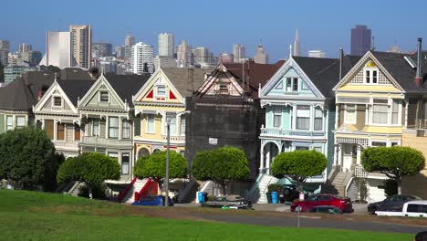 Schöne-Aussicht-Vom-Alamo-Park-In-San-Francisco-Auf-Viktorianische-Häuser