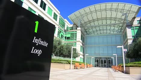 Eröffnungsaufnahme-Des-Apple-Hauptquartiers-In-Cupertino,-Kalifornien-4