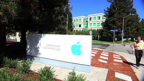 Menschen-Gehen-Außerhalb-Des-Apple-Hauptquartiers-In-Cupertino,-Kalifornien