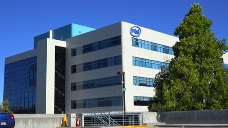 Toma-De-Establecimiento-De-La-Sede-De-Intel-En-Silicon-Valley,-California.