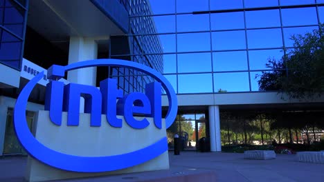 Eröffnungsaufnahme-Des-Intel-Hauptquartiers-In-Silicon-Valley,-Kalifornien-1
