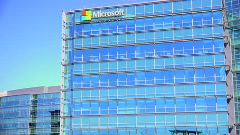 Toma-De-Establecimiento-De-La-Sede-De-Microsoft-En-Silicon-Valley,-California-3