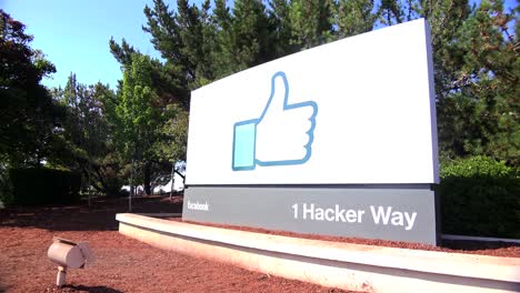 Establecimiento-De-Tiro-De-La-Sede-De-Facebook-En-Silicon-Valley,-California.