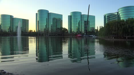 Toma-De-Establecimiento-De-La-Sede-De-Oracle-En-Silicon-Valley,-California,-En-Luz-Dorada-4