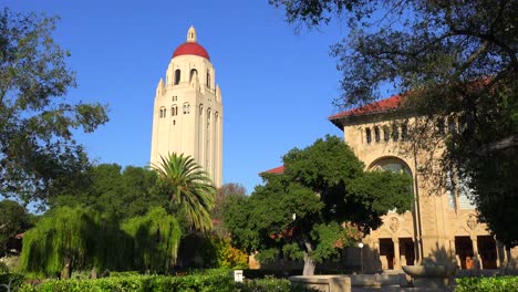 Eröffnungsaufnahme-Des-Campus-Der-Stanford-University-In-Palo-Alto-California-1