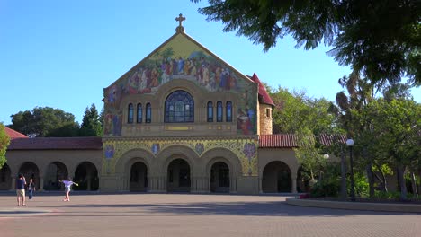 Eröffnungsaufnahme-Des-Campus-Der-Stanford-University-In-Palo-Alto-California-4