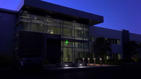 Toma-De-Establecimiento-Del-Exterior-De-Un-Edificio-De-Oficinas-Moderno-Genérico-En-La-Noche