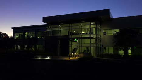 Toma-De-Establecimiento-Del-Exterior-De-Un-Edificio-De-Oficinas-Moderno-Genérico-En-La-Noche-4