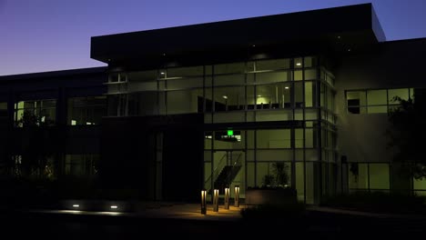 Toma-De-Establecimiento-Del-Exterior-De-Un-Edificio-De-Oficinas-Moderno-Genérico-En-La-Noche-5