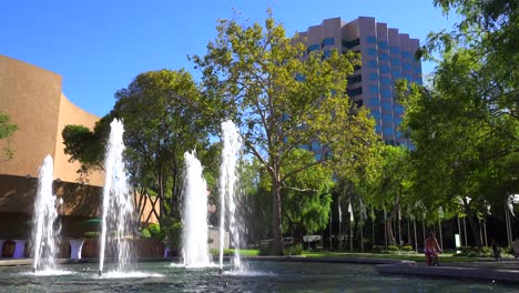 Springbrunnen-Tanzen-Vor-Einem-Bürokomplex-In-San-Jose,-Kalifornien