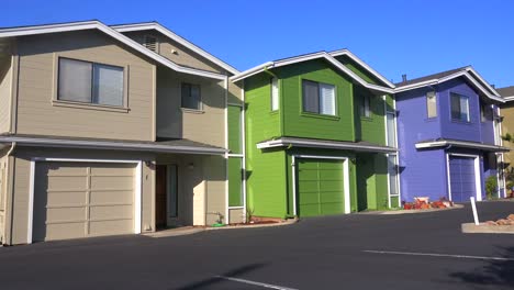 Condominios-Multicolores-En-Un-Barrio-Residencial