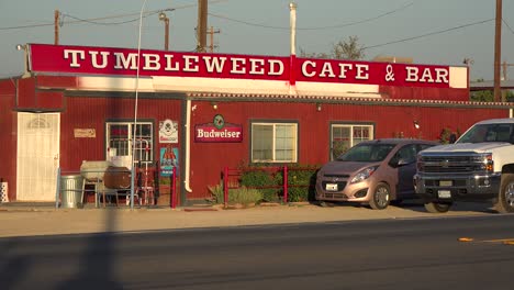 El-Bar-Y-Café-De-La-Parada-De-Camiones-Del-Café-Tumbleweed-Solitario-A-Lo-Largo-De-Una-Carretera-Remota-Del-Desierto