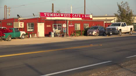 El-Bar-Y-Café-De-La-Parada-De-Camiones-Del-Café-Tumbleweed-Solitario-A-Lo-Largo-De-Una-Carretera-Remota-Del-Desierto-1