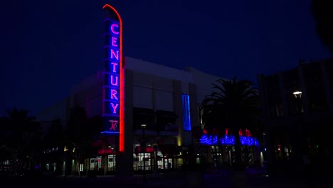 Toma-De-Establecimiento-De-Un-Cartel-De-Cine-Del-Siglo-En-La-Noche