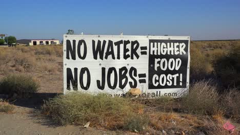 Ein-Straßenschild-Warnt-Vor-Einer-Schweren-Dürre-Und-Den-Kosten-Für-Kalifornien-In-Bezug-Auf-Arbeitsplätze-Und-Lebensmittel