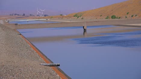 Das-Kalifornische-Aquädukt-Bringt-Wasser-In-Das-Von-Dürre-Geplagte-Kalifornien-2