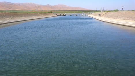 Das-Kalifornische-Aquädukt-Bringt-Wasser-In-Das-Von-Dürre-Heimgesuchte-Südkalifornien-3