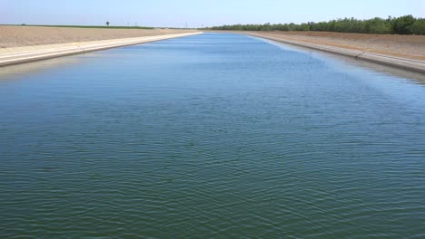 El-Acueducto-De-California-Lleva-Agua-Al-Sur-De-California-Afectado-Por-La-Sequía-4