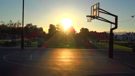 Teams-Spielen-Bei-Sonnenuntergang-Ein-Pickup-Spiel-In-Einem-örtlichen-Park