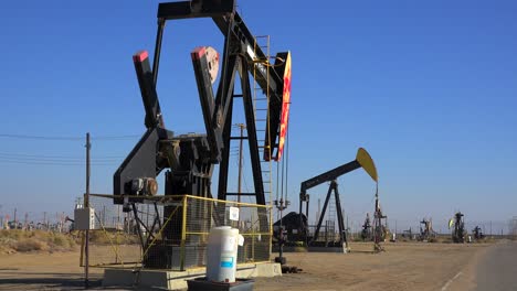 Ölbohrtürme-Pumpen-Rohöl-In-Einem-Ölfeld
