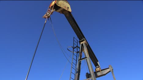 Low-Angle-View-In-Einem-Ölfeld-Eines-Ölderrick-Pumping