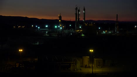 Etablierung-Von-Aufnahmen-Einer-Ölraffinerie-Bei-Nacht-3