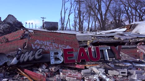 Die-Ruinen-Eines-Zerstörten-Schönheitssalons-Nach-Den-Unruhen-In-Ferguson-Missouri-Machen-Eine-Ironische-Aussage-1