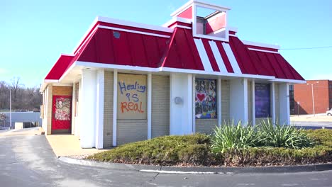 Graffiti-Nachrichten-Werden-Nach-Den-Unruhen-In-Ferguson-Missouri-Auf-Einem-Mit-Brettern-Vernagelten-KFC-Hinterlassen