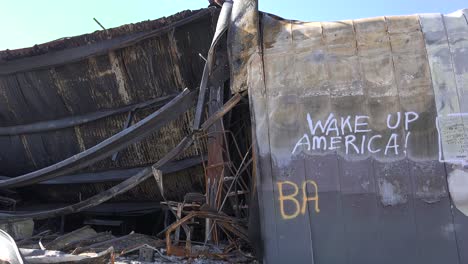 Graffiti-Nachrichten,-Die-Auf-Den-Ausgebrannten-Trümmern-Von-Ferguson-Missouri-Hinterlassen-Wurden,-Fordern-Amerika-Auf,-Aufzuwachen-Wake