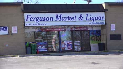 Der-Ferguson-Markt-Und-Der-Spirituosenladen-Sind-Ground-Zero-Für-Die-Unruhen,-Die-Die-Nachbarschaft-Zerstört-Haben