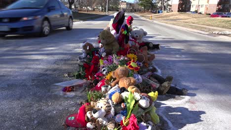 Ein-Behelfsmäßiges-Denkmal-Für-Michael-Brown,-Das-Opfer-In-Ferguson-Missouri-2-Geschossen-Hat