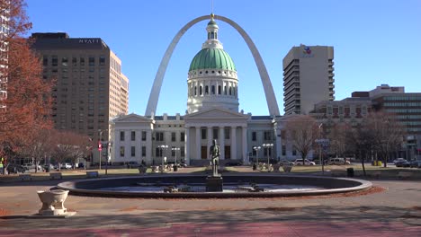 El-Arco-De-Entrada-Se-Eleva-Sobre-El-Antiguo-Palacio-De-Justicia-En-El-Centro-De-St-Louis-Missouri-3