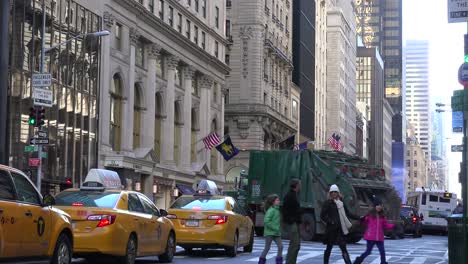 Una-Buena-Foto-A-Lo-Largo-De-La-Quinta-Avenida-En-La-Ciudad-De-Nueva-York-Con-Peatones-Y-Tráfico-1