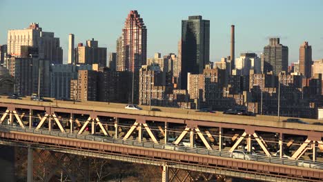Wide-shot-of-the-Queensboro-Bridge-and-traffic-with-the-New-York-skyline-background