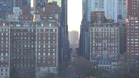 Toma-De-Teleobjetivo-Mirando-Hacia-Las-Avenidas-De-Manhattan,-Ciudad-De-Nueva-York