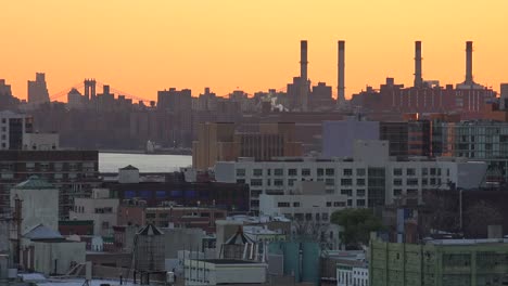 Ein-Blick-In-Die-Abenddämmerung-über-Die-Skyline-Von-Brooklyn-Und-Queens-In-New-York-City
