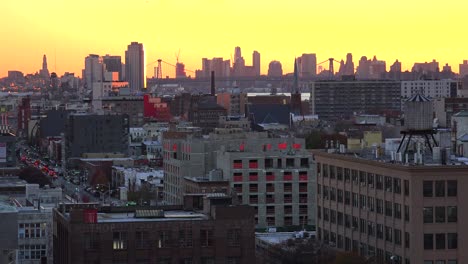 Ein-Blick-In-Die-Abenddämmerung-über-Die-Skyline-Von-Brooklyn-Und-Queens-In-New-York-City-2