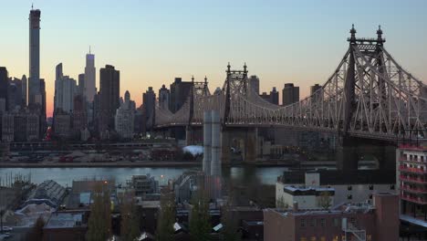 Schöne-Aufnahme-Der-Skyline-Von-Manhattan-New-York-Mit-Queensboro-Bridge-Und-Queens-Foregroun-In-Der-Abenddämmerung
