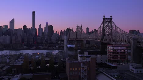 Abendaufnahme-Der-Skyline-Von-New-York-City-Und-Der-Queensboro-Bridge